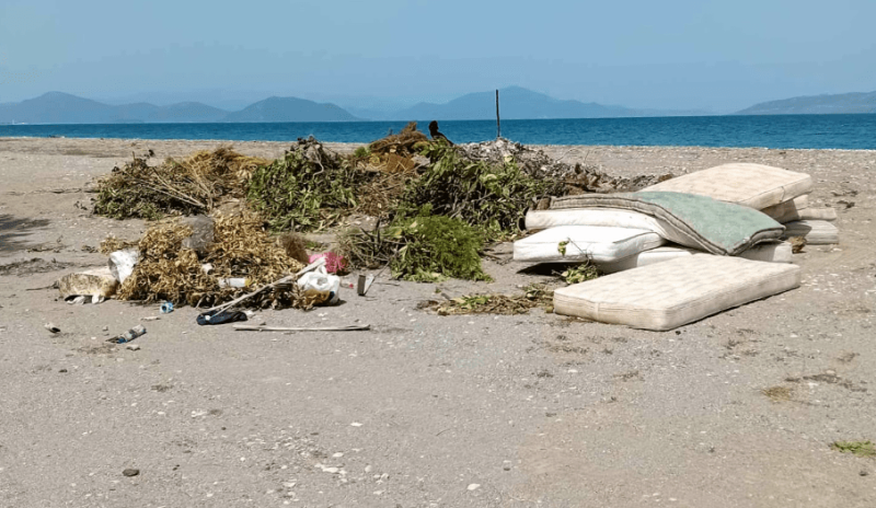 Τα αδιανόητα της Εύβοιας: Μετέτρεψαν σε σκουπιδότοπο παραλία του νησιού