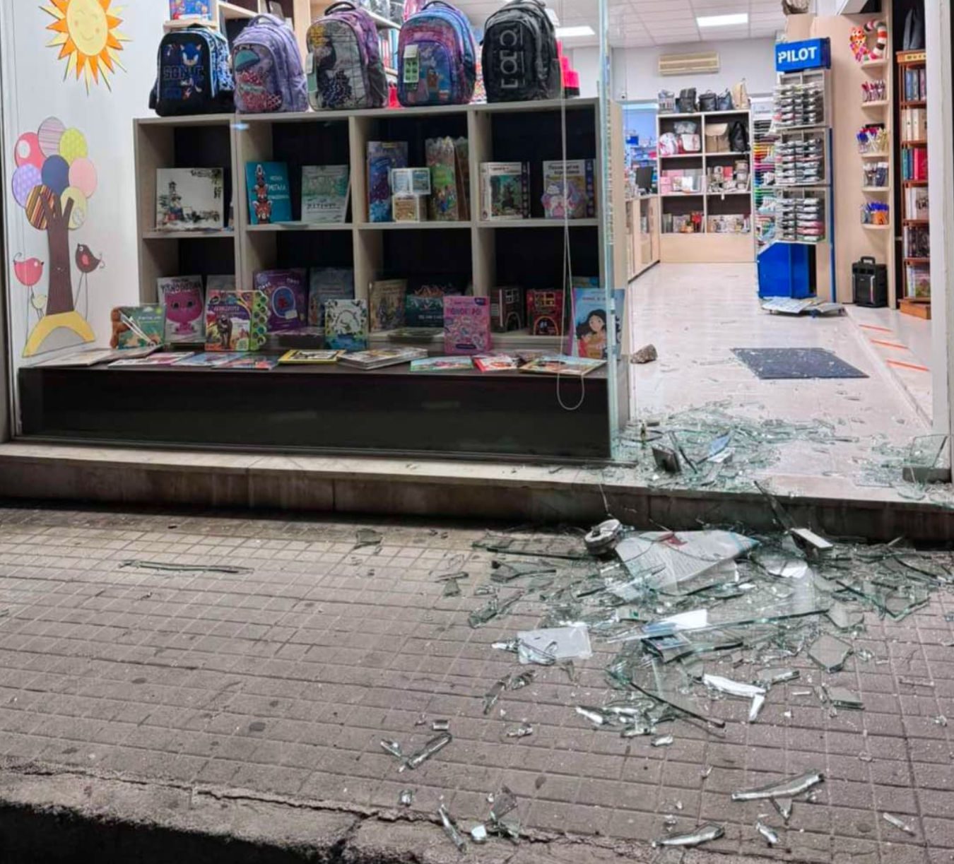 Νέα κλοπή στην Εύβοια: Δράστες έκαναν θρύψαλα την πόρτα και «μπούκαραν» σε βιβλιοπωλειο