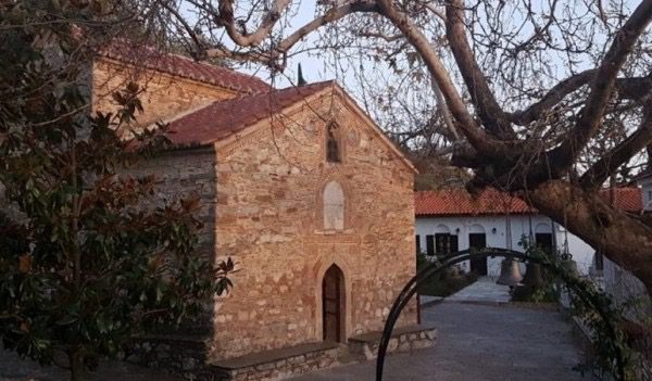 Εθελοντές συγκίνησαν ιερέα σε χωριό της Εύβοιας – Τι έκαναν