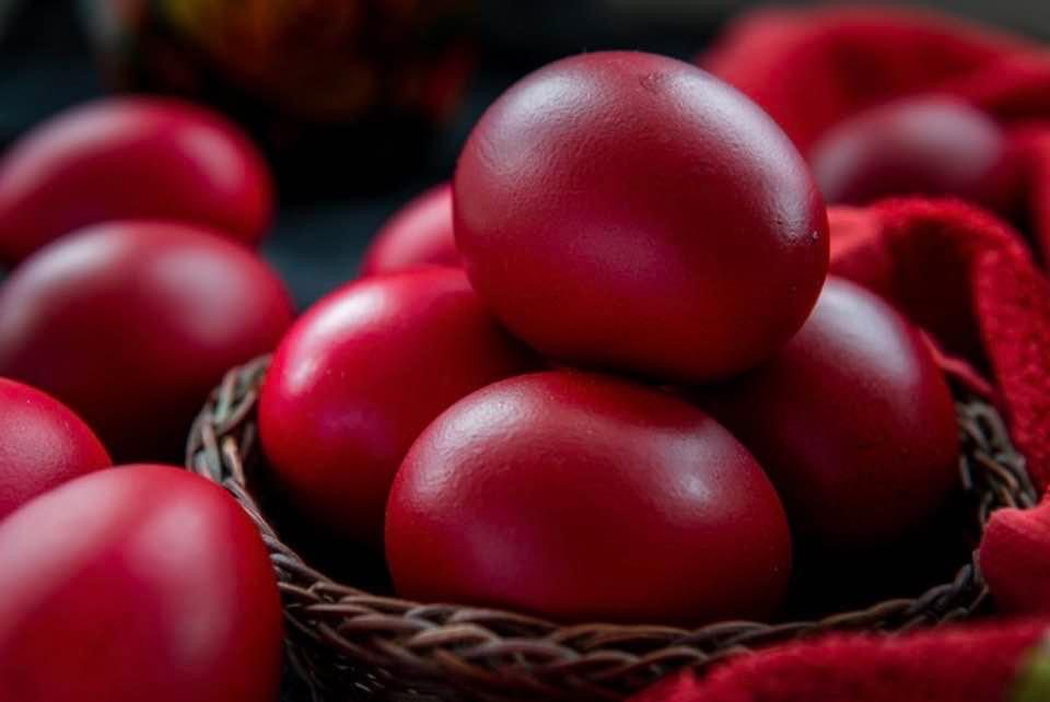 Πάσχα 2024: Γιατί βάφουμε κόκκινα αυγά σήμερα Μεγάλη Πέμπτη