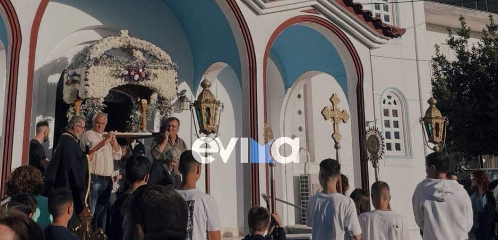 Viral έγινε αντιδήμαρχος στην Εύβοια – Σήκωσε τον επιτάφιο (εικόνες)
