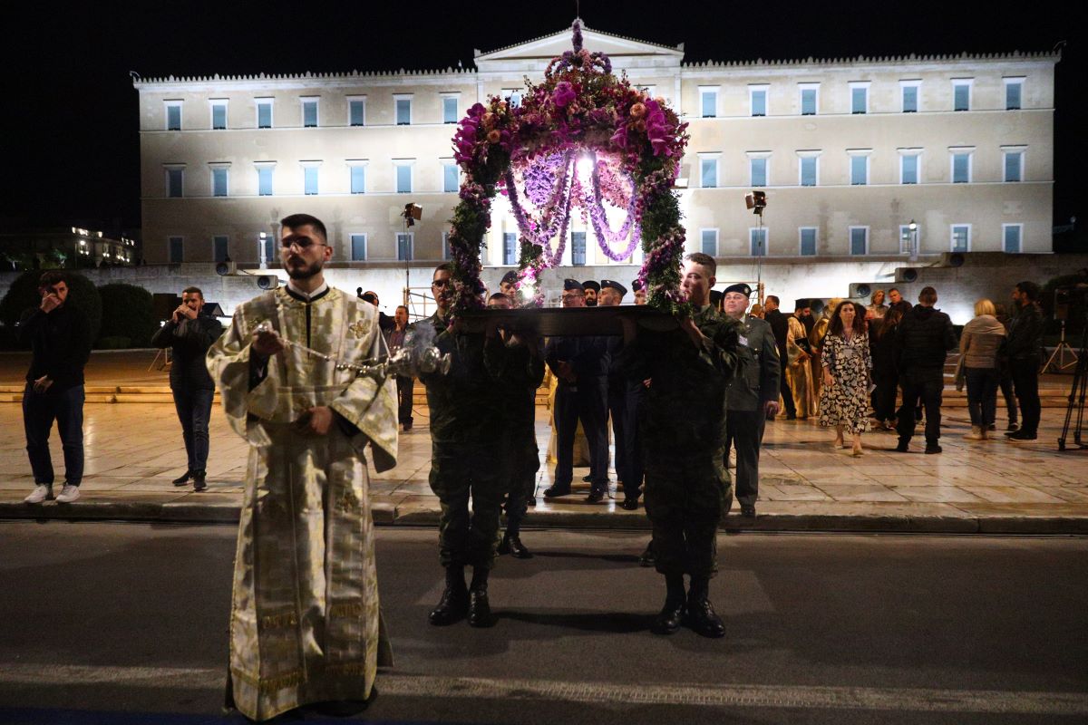 Με κατάνυξη η περιφορά του Επιταφίου στη Μητρόπολη Αθηνών- Έφτασε έξω από τη Βουλή