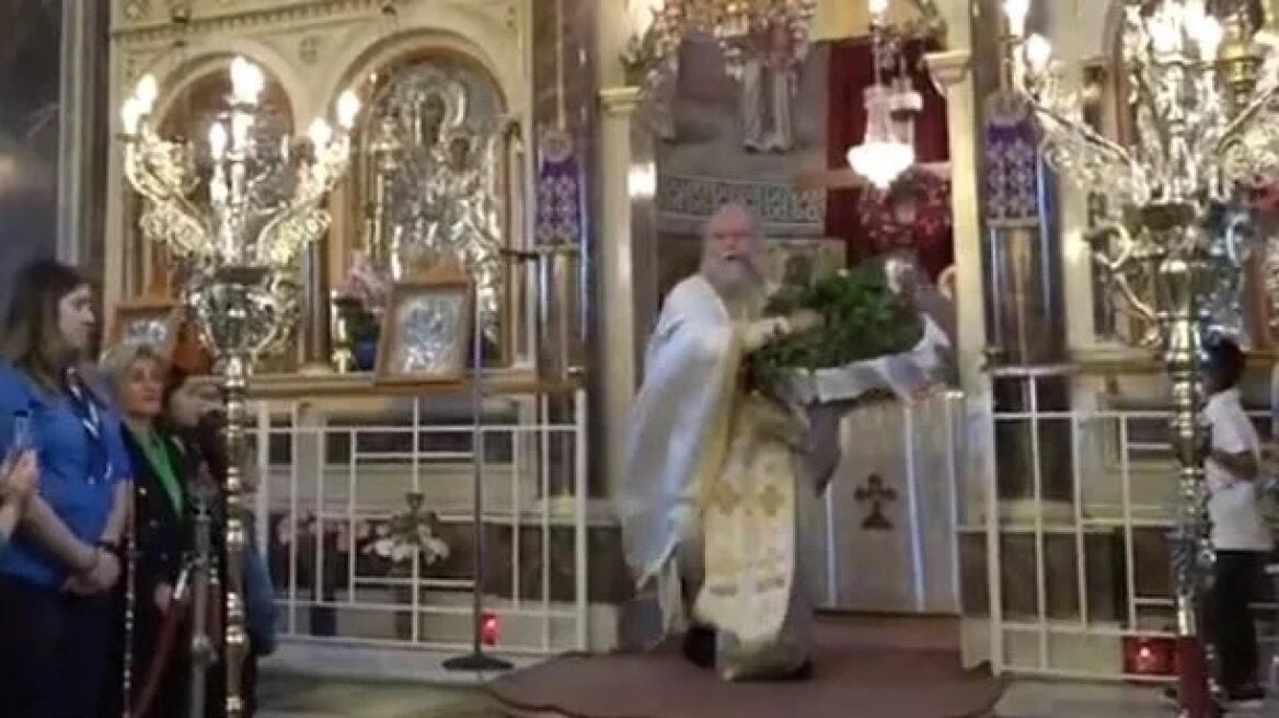 Πρώτη Ανάσταση στη Χίο: Ο «ιπτάμενος» ιερέας «ξαναχτυπά» (βίντεο)