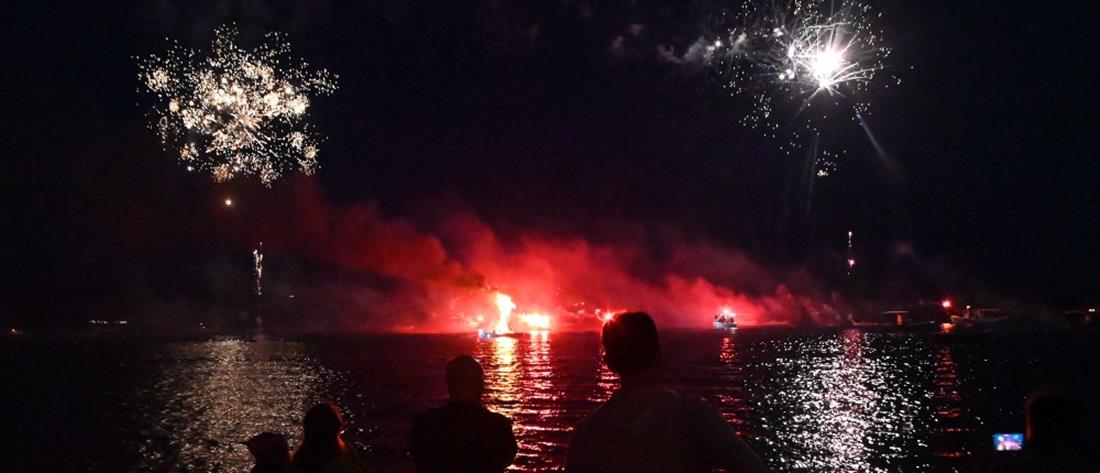 Μοναδικές εικόνες από το κάψιμο του Ιούδα στη θάλασσα