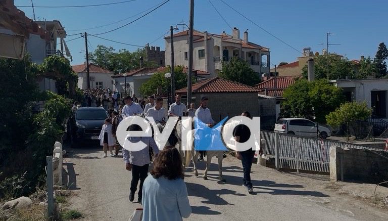 Εύβοια: Με άλογα η περιφορά της εικόνας του Αγίου Γεωργίου στις Ροβιές (pics&vid)