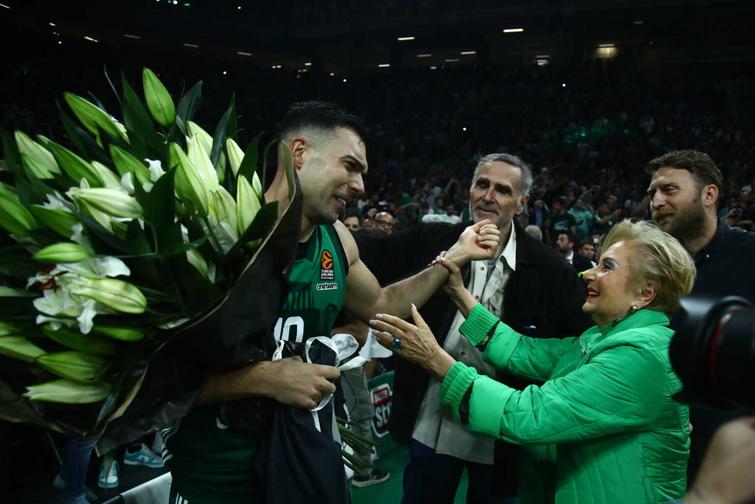 Παναθηναϊκός: Η ανθοδέσμη στον Σλούκα από τη μητέρα του Δημήτρη Γιαννακόπουλου μετά την πρόκριση στο Final Four