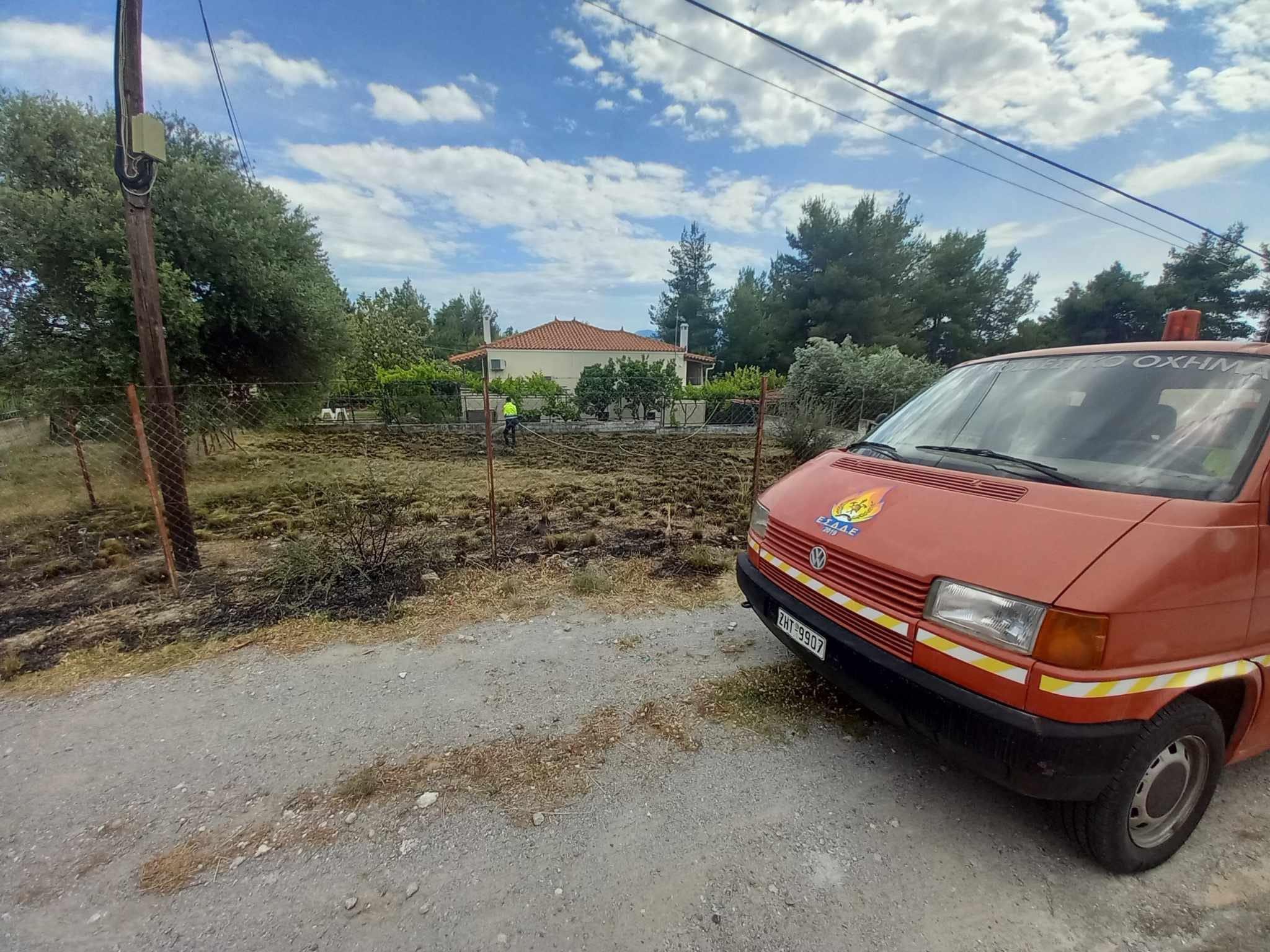 Φωτιά δίπλα σε σπίτια στην Εύβοια Φωτιά δίπλα σε σπίτια στην Εύβοια
