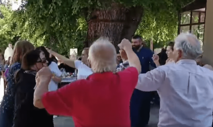 Γλέντι στην Εύβοια με τον εμβληματικό παπά-Χρήστο να σέρνει το χορό- Δείτε βίντεο