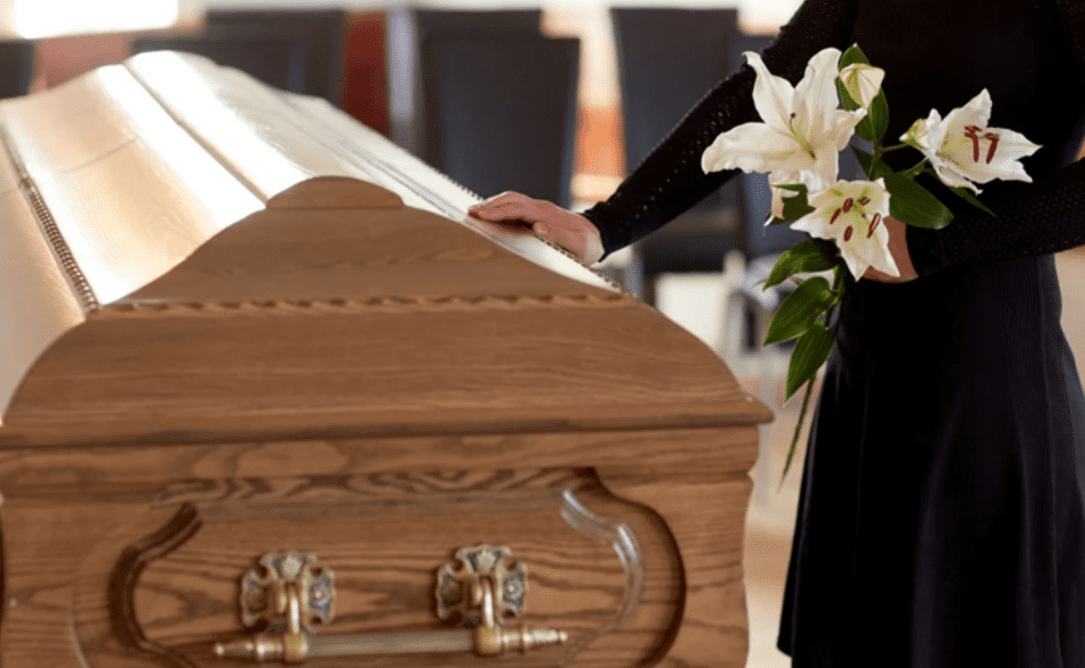 Χαμός σε κηδεία: Ήρθε η κόρη από τον πρώτο γάμο και έγινε «το σώσε»