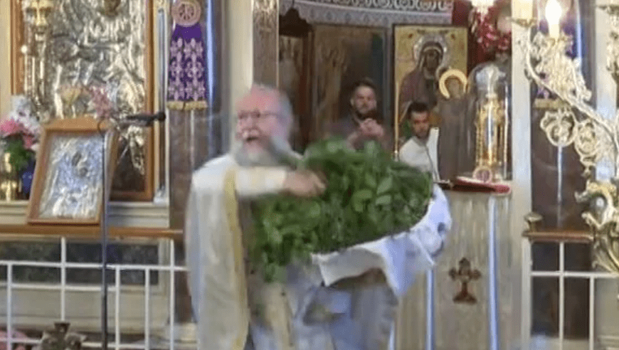 Η πρώτη Ανάσταση από τον «ιπτάμενο ιερέα», που γίνεται viral κάθε χρόνο