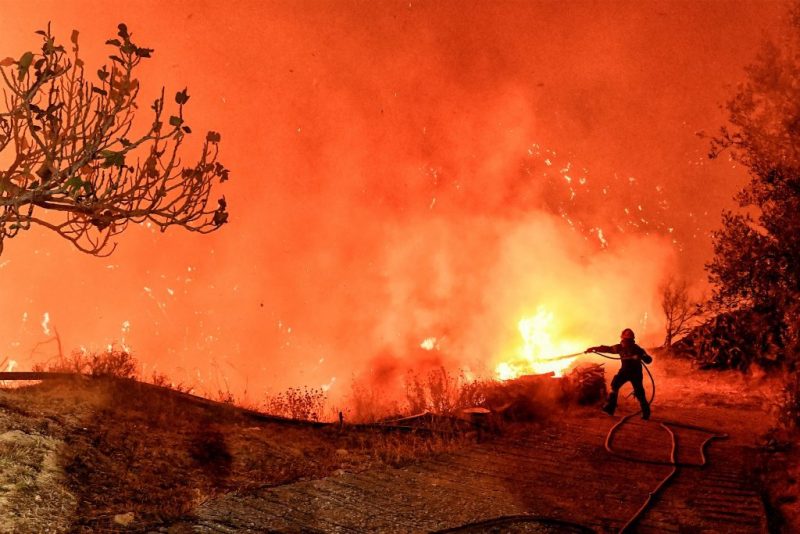 Πύρινη κόλαση στον Μαραθώνα- Η φωτιά καίει ανεξέλεγκτα Πύρινη κόλαση στον Μαραθώνα- Η φωτιά καίει ανεξέλεγκτα