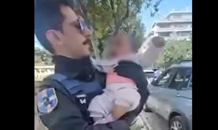 Άλιμος: «Το παιδί έκλαιγε πολύ», συγκλονίζει ο αστυνομικός που έσωσε το βρέφος Άλιμος: «Το παιδί έκλαιγε πολύ», συγκλονίζει ο αστυνομικός που έσωσε το βρέφος