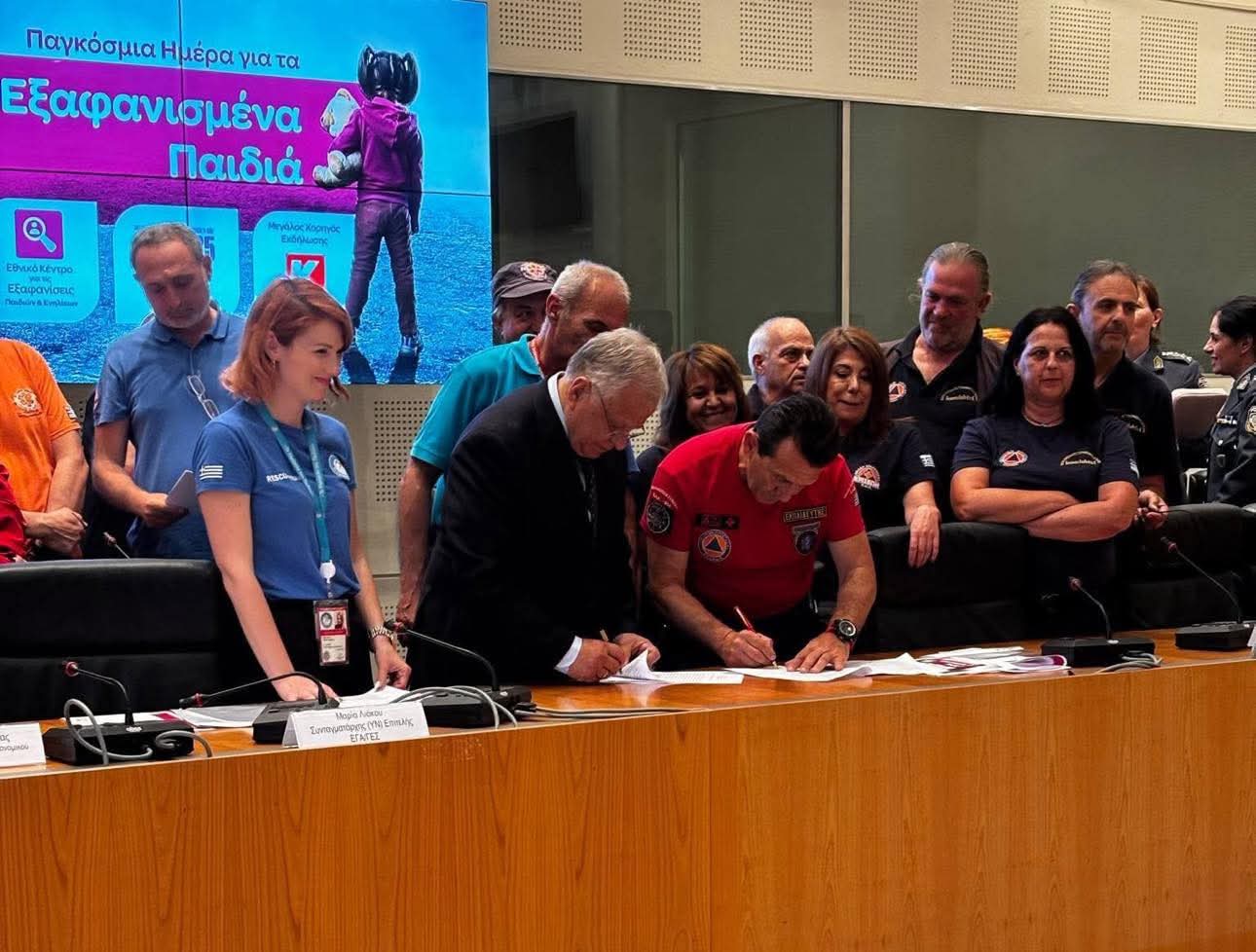 «Έπεσαν» οι υπογραφές! Εθελοντές της Εύβοιας υπέγραψαν συνεργασία με το «Χαμόγελο του Παιδιού» «Έπεσαν» οι υπογραφές! Εθελοντές της Εύβοιας υπέγραψαν συνεργασία με το «Χαμόγελο του Παιδιού»