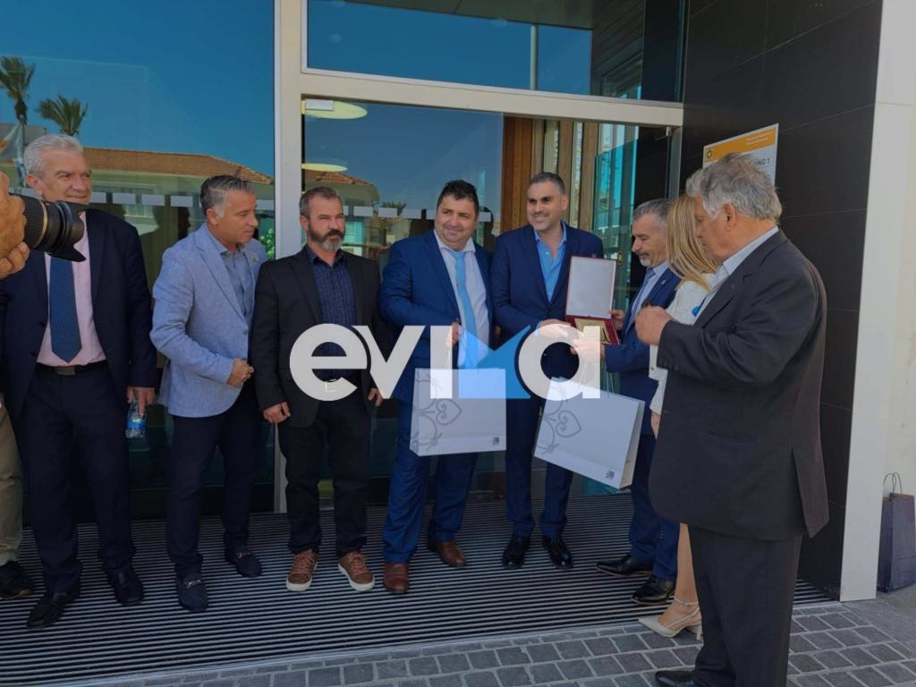 Οι Κύπριοι γέμισαν με δώρα τους Ευβοιείς- Στο δημαρχείο Λευκωσίας ο Τσαπουρνιώτης Οι Κύπριοι γέμισαν με δώρα τους Ευβοιείς- Στο δημαρχείο Λευκωσίας ο Τσαπουρνιώτης
