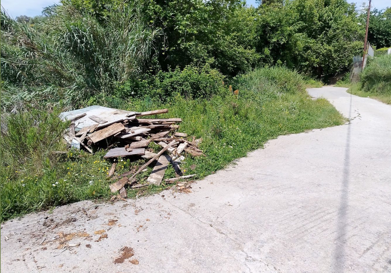 Εικόνες ντροπής σε δρόμο στην Εύβοια Εικόνες ντροπής σε δρόμο στην Εύβοια