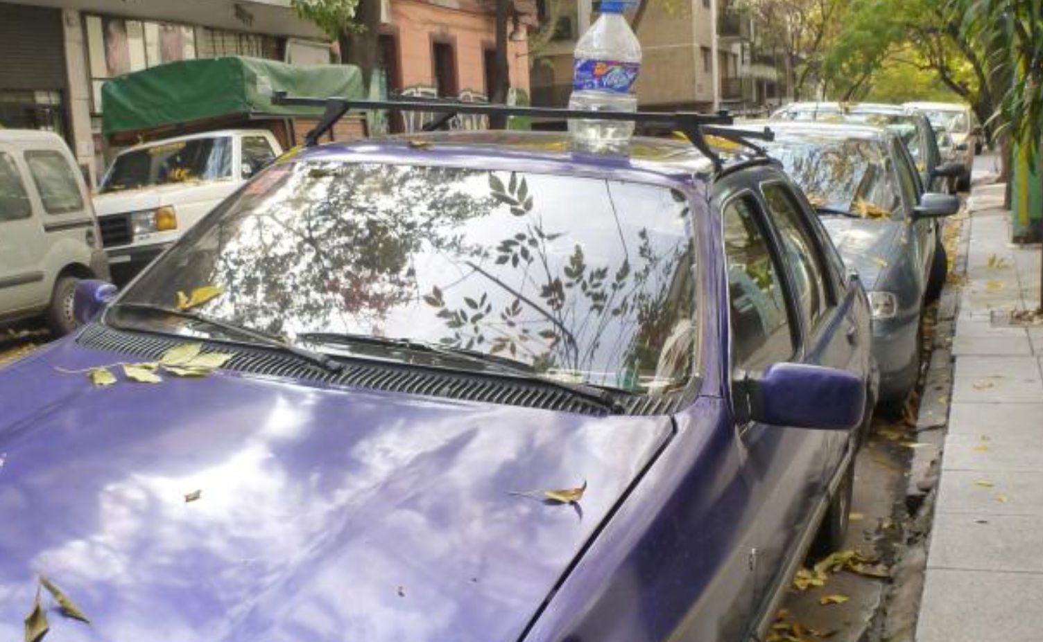Βρήκες άδειο μπουκάλι πάνω σε αυτοκίνητο; Δες τί σημαίνει και θα μείνεις άφωνος! Βρήκες άδειο μπουκάλι πάνω σε αυτοκίνητο; Δες τί σημαίνει και θα μείνεις άφωνος!