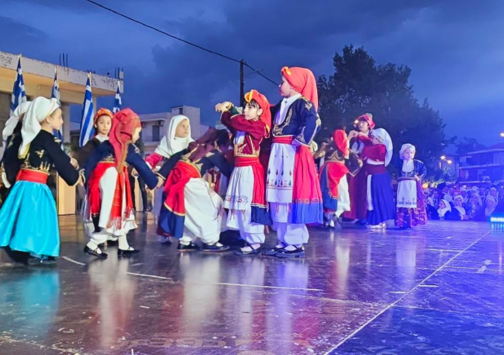Πλημμύρισε από κόσμο η γραφική πλατεία της Εύβοια για τους παραδοσιακούς χορούς Πλημμύρισε από κόσμο η γραφική πλατεία της Εύβοια για τους παραδοσιακούς χορούς