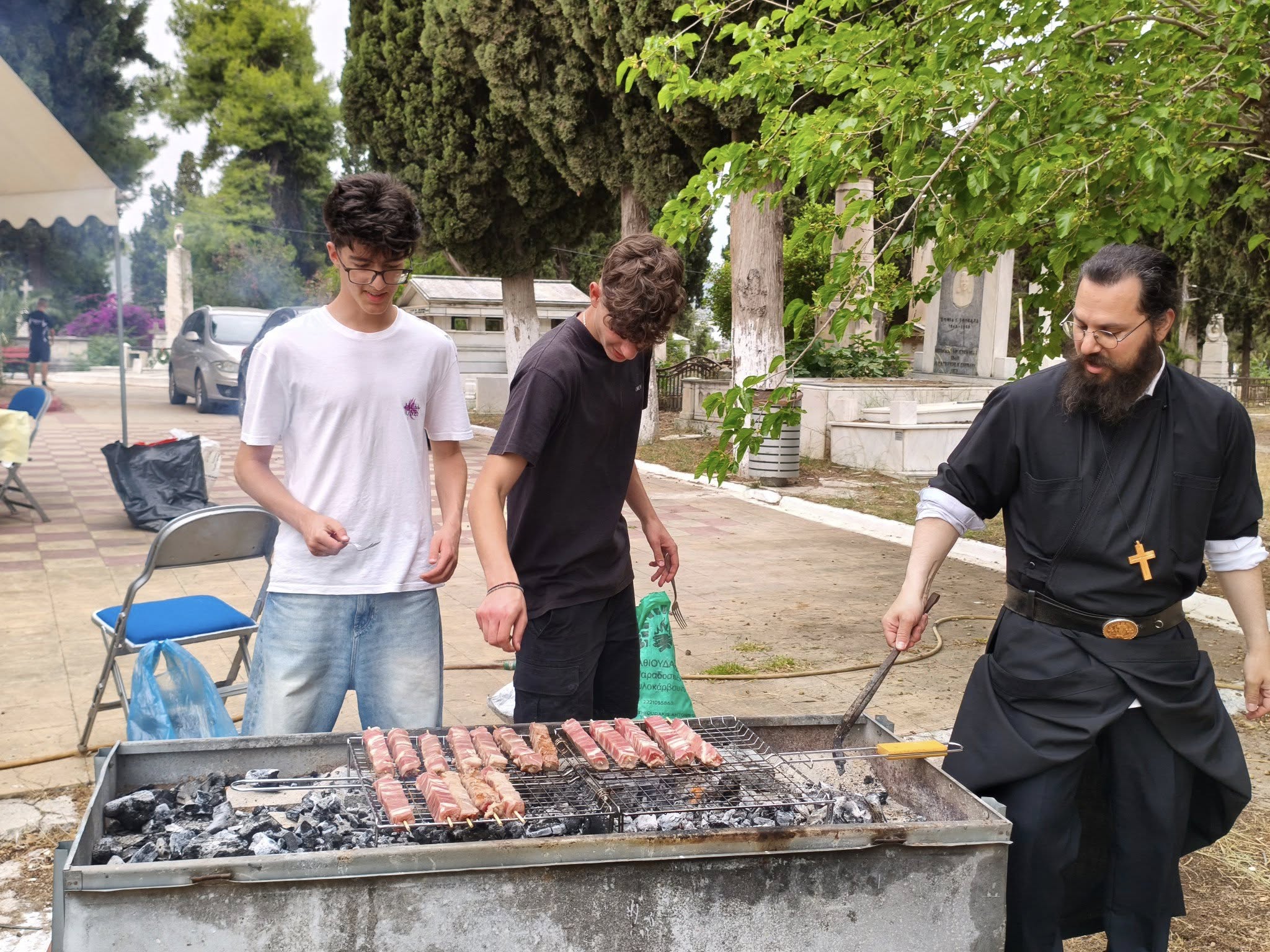 Αρχιμανδρίτης «έψησε» σουβλάκια για τους μικρούς μαθητές στην Εύβοια