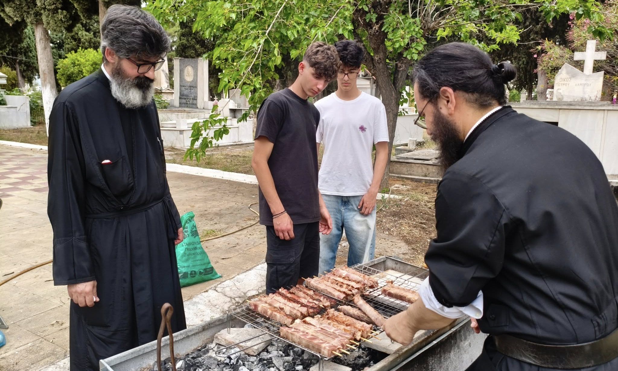 Ιερείς σε….ρόλο ψήστη στην Εύβοια! Ιερείς σε….ρόλο ψήστη στην Εύβοια!