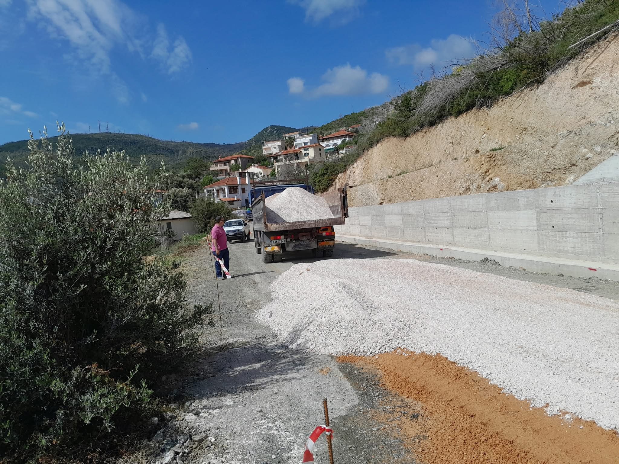 Χωριό στην Εύβοια γίνεται κούκλα! Ασφαλτοστρώνεται παντού! Χωριό στην Εύβοια γίνεται κούκλα! Ασφαλτοστρώνεται παντού!