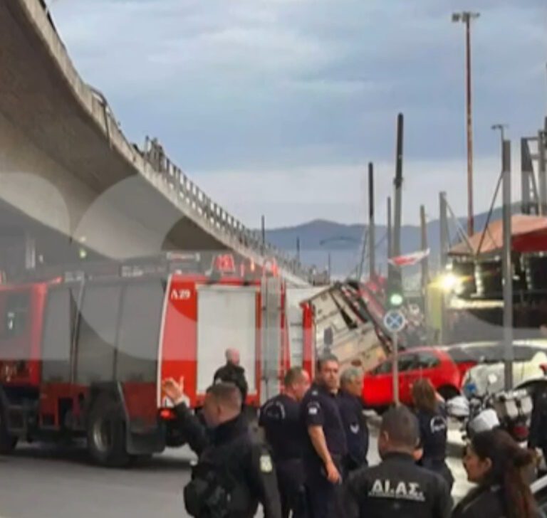 Φορτηγό έπεσε από γέφυρα της Πέτρου Ράλλη και κατέληξε στη Θηβών – Δύο τραυματίες Φορτηγό έπεσε από γέφυρα της Πέτρου Ράλλη και κατέληξε στη Θηβών – Δύο τραυματίες