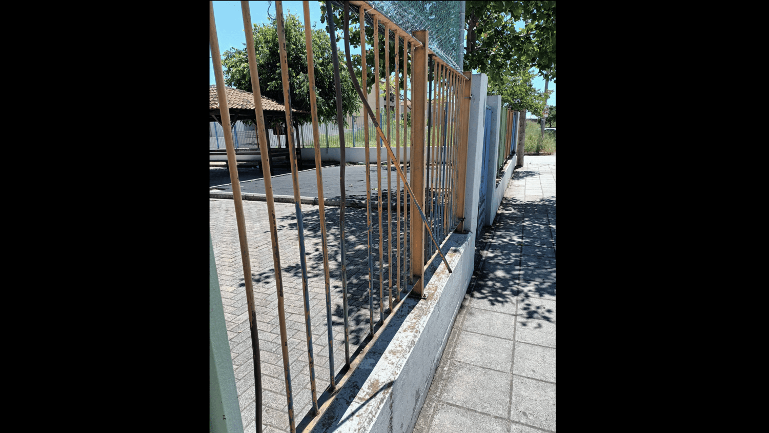 Λάρισα: «Εστία κινδύνου» από κάγκελο που ξεκόλλησε