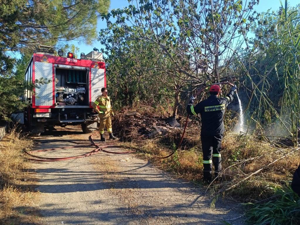 Νέα φωτιά στην Εύβοια – Έκαψε καλαμιές στην Αμάρυνθο Νέα φωτιά στην Εύβοια – Έκαψε καλαμιές στην Αμάρυνθο