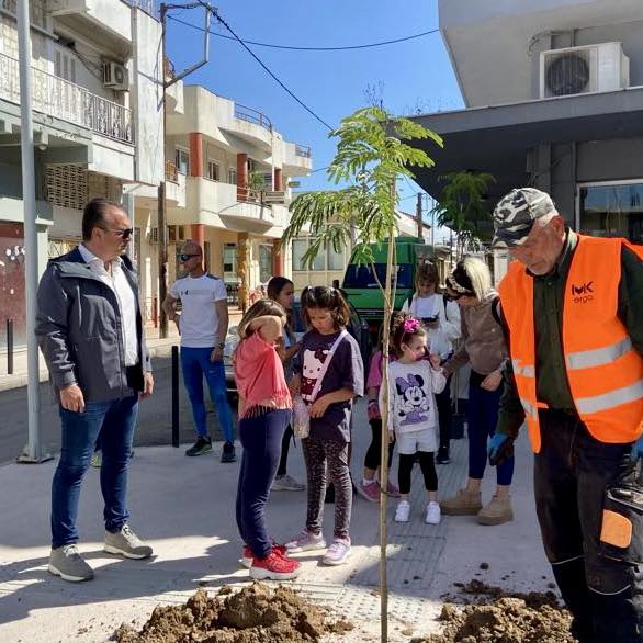 Δήμαρχος της Εύβοιας μαζί με παιδιά φύτεψαν δένδρα! Δήμαρχος της Εύβοιας μαζί με παιδιά φύτεψαν δένδρα!
