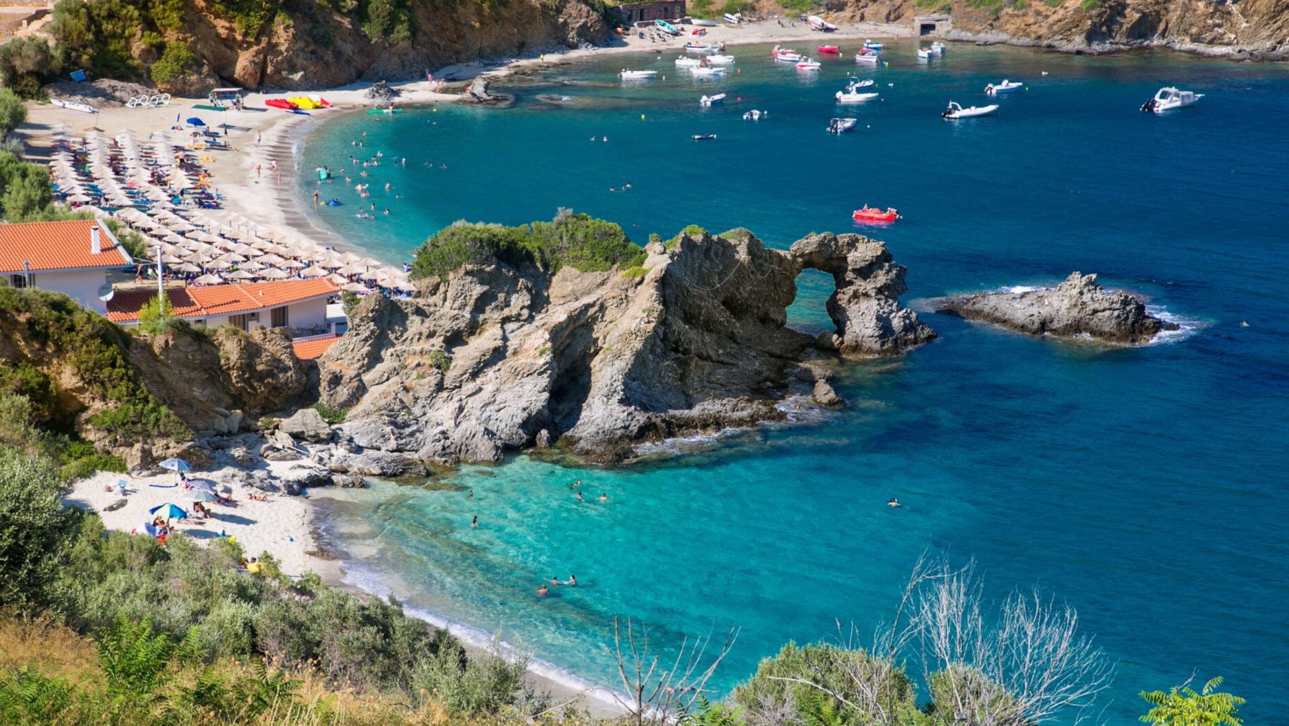 Η διπλή παραλία με την ξεχωριστή ομορφιά στην Εύβοια Η διπλή παραλία με την ξεχωριστή ομορφιά στην Εύβοια