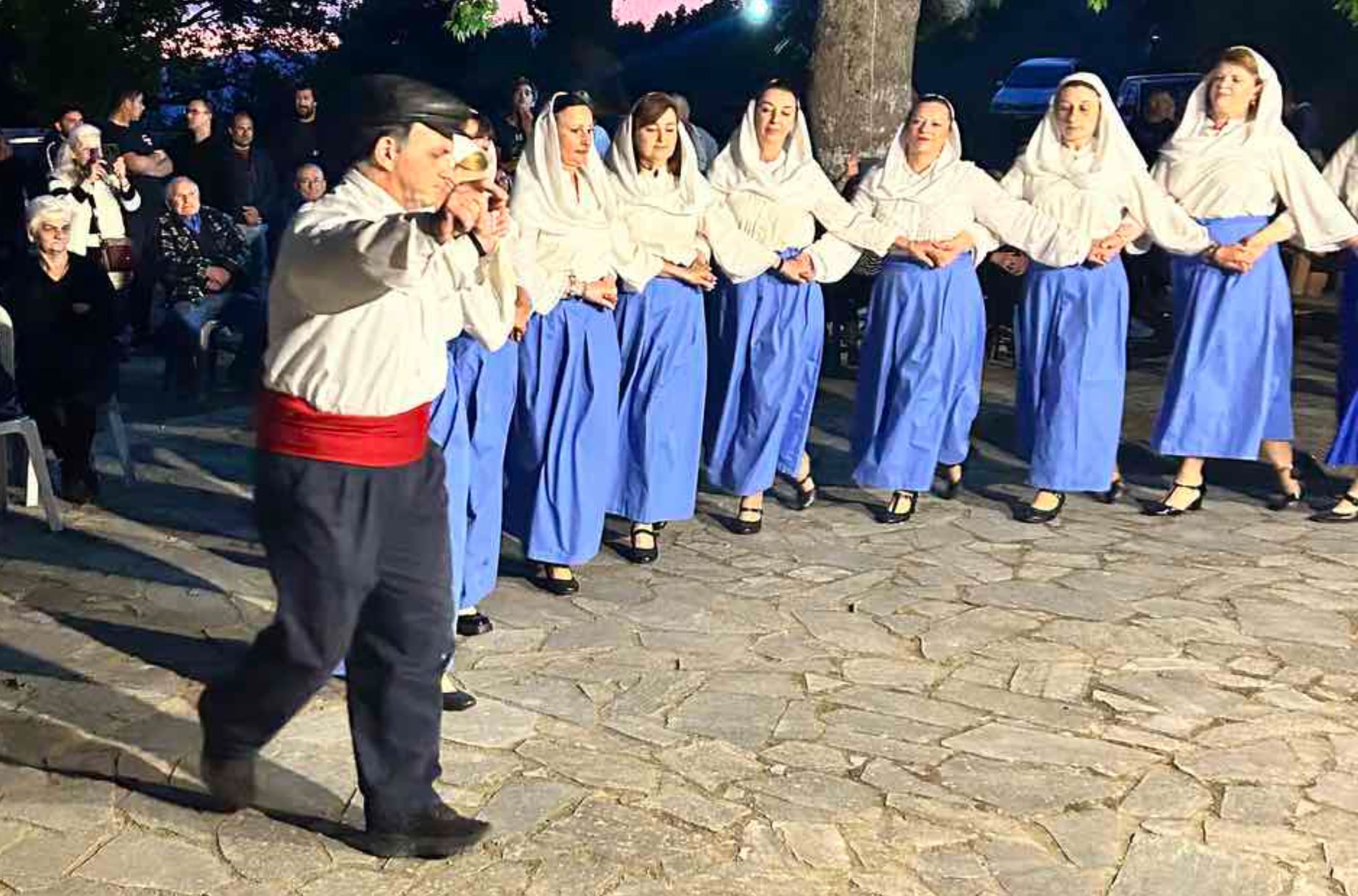 Με παραδοσιακούς χορούς τίμησαν τα Ιερά Λείψανα του Αγίου Αθανασίου στην Εύβοια – Εικόνες Με παραδοσιακούς χορούς τίμησαν τα Ιερά Λείψανα του Αγίου Αθανασίου στην Εύβοια – Εικόνες