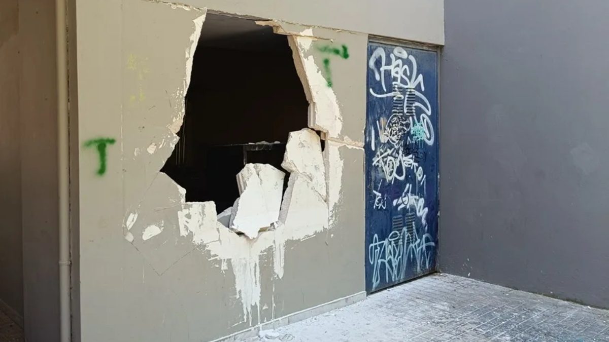 Αδιανόητοι βανδαλισμοί σε σχολείο – Άνοιξαν τρύπα σε τοίχο (εικόνες) Αδιανόητοι βανδαλισμοί σε σχολείο – Άνοιξαν τρύπα σε τοίχο (εικόνες)
