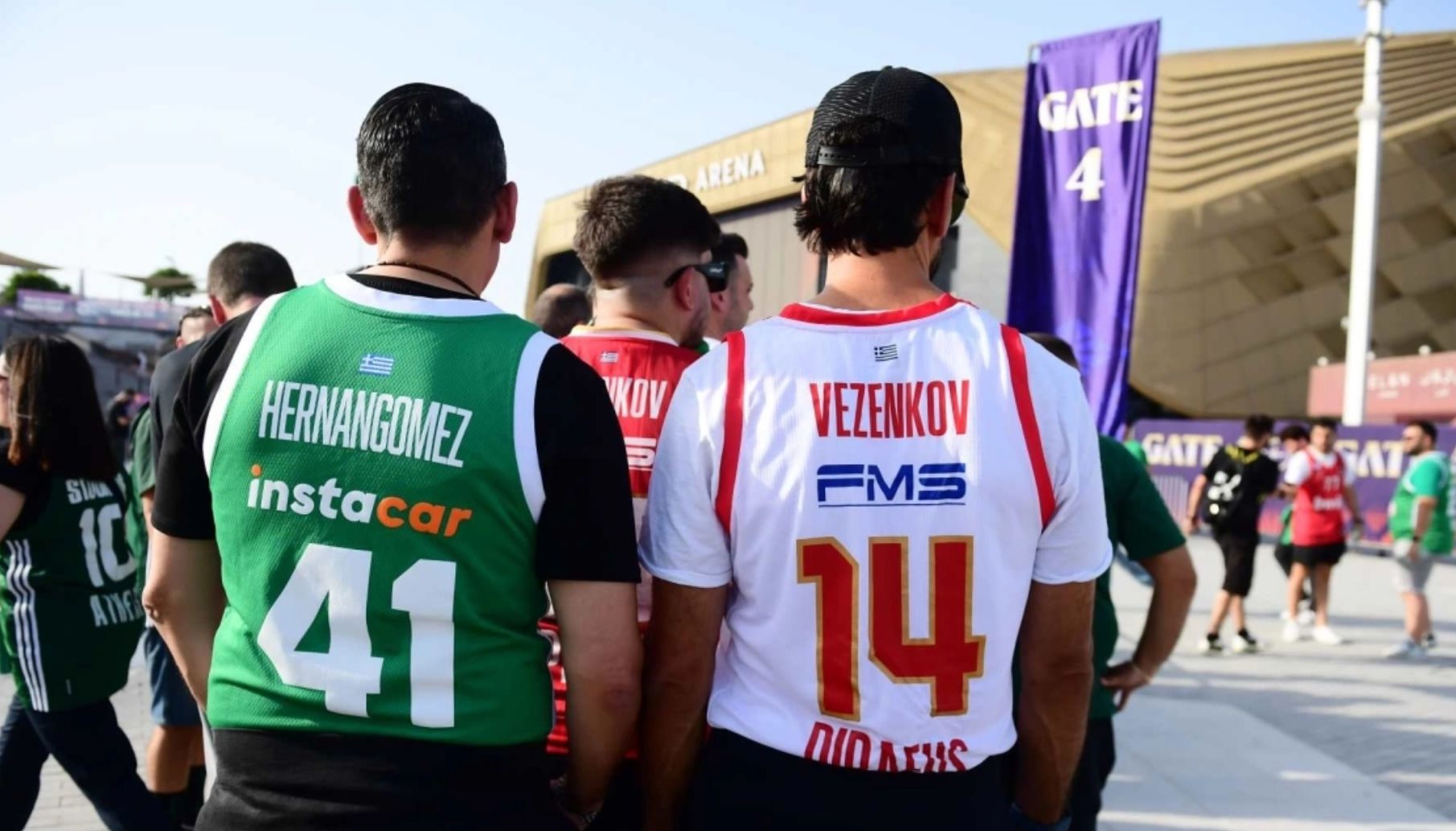 Final Four: Χιλιάδες φίλαθλοι του Ολυμπιακού και του Παναθηναϊκού μαζί πριν τους ημιτελικούς