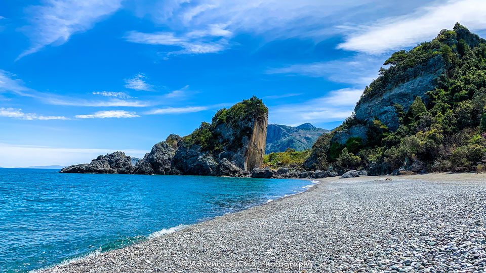 Η πιο… hot παραλία της Εύβοιας, πίσω από τη Δίρφυ Η πιο… hot παραλία της Εύβοιας, πίσω από τη Δίρφυ