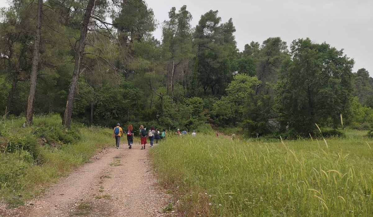 Ρίγη συγκίνησης στην Εύβοια! Πέρασαν δάσος για να φτάσουν στον Όσιο Ιωάννη το Ρώσο