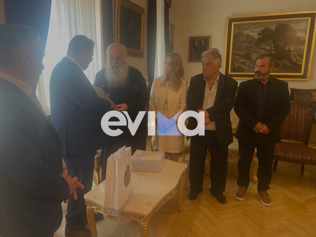 Συνάντηση Τσαπουρνιώτη – Αρχιεπισκόπου Κύπρου – Την εικόνα του Οσίου Ιωάννη του Ρώσου δώρισε στον Αρχιεπίσκοπο ο δήμαρχος Συνάντηση Τσαπουρνιώτη – Αρχιεπισκόπου Κύπρου – Την εικόνα του Οσίου Ιωάννη του Ρώσου δώρισε στον Αρχιεπίσκοπο ο δήμαρχος