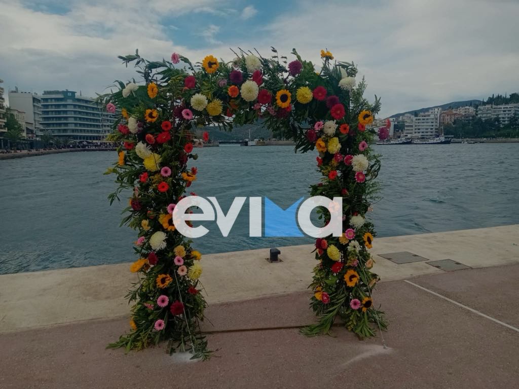 Η Χαλκίδα υποδέχεται την Πρωτομαγιά με το υπέροχο στεφάνι – κορνίζα στην παραλία (εικόνες) Η Χαλκίδα υποδέχεται την Πρωτομαγιά με το υπέροχο στεφάνι – κορνίζα στην παραλία (εικόνες)
