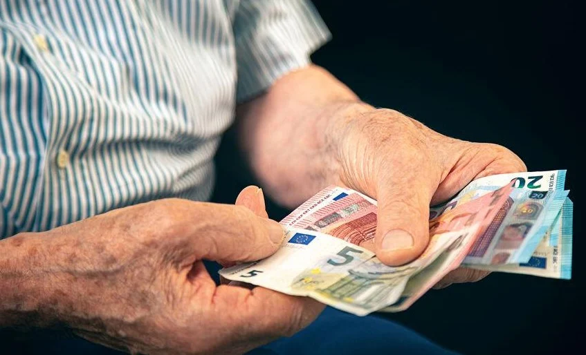 Ξεκινούν οι πρώτες πληρωμές για τις συντάξεις Ιουνίου