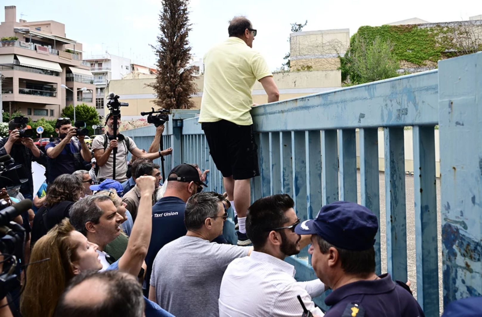 Χημικά και επεισόδια μεταξύ ΜΑΤ και διαδηλωτών οδηγών ταξί έξω από το υπουργείο Μεταφορών