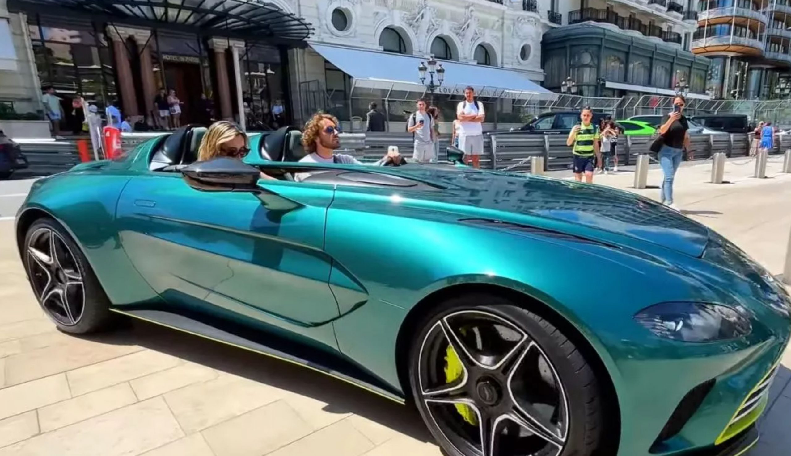 Τσιτσιπάς: Στο Μονακό με supercar 1 εκατομμυρίου και Rolex των $400.000 – Δείτε πώς ζει ο Έλληνας τενίστας Τσιτσιπάς: Στο Μονακό με supercar 1 εκατομμυρίου και Rolex των $400.000 – Δείτε πώς ζει ο Έλληνας τενίστας