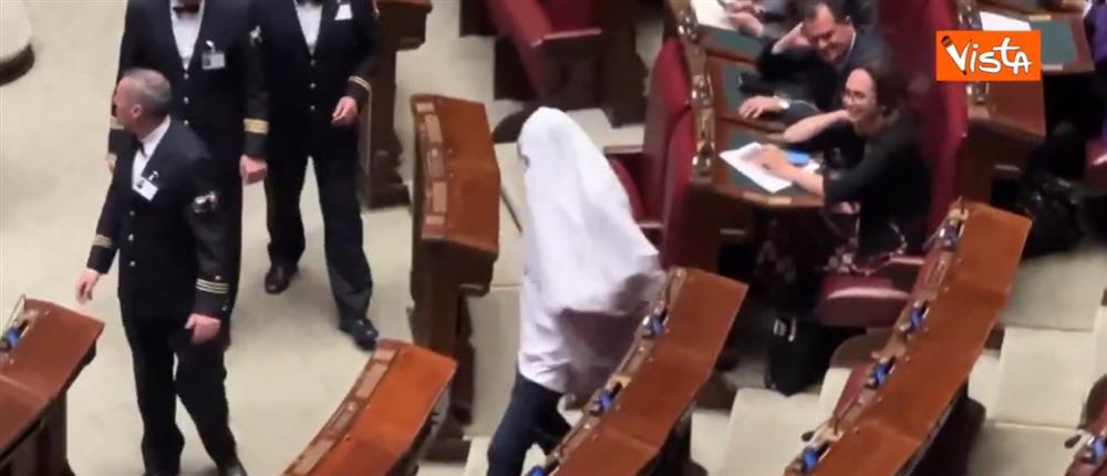 Ιταλία: Βουλευτής ντύθηκε φάντασμα και αποβλήθηκε από την Ολομέλεια (βίντεο) Ιταλία: Βουλευτής ντύθηκε φάντασμα και αποβλήθηκε από την Ολομέλεια (βίντεο)