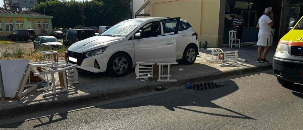 Αυτοκίνητο ανέβηκε σε πεζοδρόμιο και πήρε σβάρνα τραπέζια και καρέκλες Αυτοκίνητο ανέβηκε σε πεζοδρόμιο και πήρε σβάρνα τραπέζια και καρέκλες