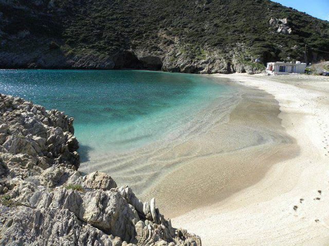Η παραλία της Εύβοιας με σπηλιές και επιβλητικούς βράχους που πρέπει να επισκεφθείς Η παραλία της Εύβοιας με σπηλιές και επιβλητικούς βράχους που πρέπει να επισκεφθείς