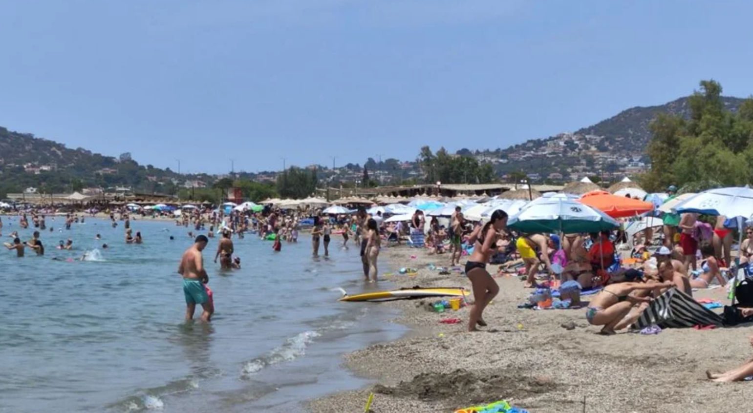 Χαμός για λίγες ανάσας δροσιάς σε παραλίες της Αττικής (pics) Χαμός για λίγες ανάσας δροσιάς σε παραλίες της Αττικής (pics)
