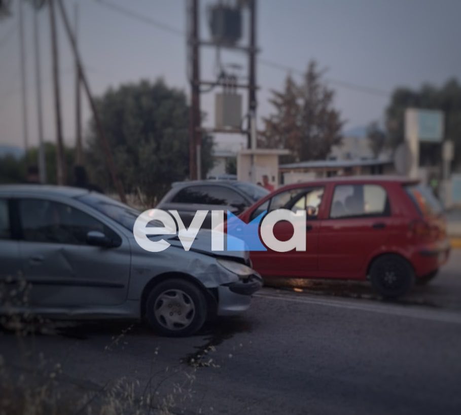 Τροχαίο τώρα στην Εύβοια: Σφοδρή σύγκρουση με δύο ΙΧ έξω από βενζινάδικο Τροχαίο τώρα στην Εύβοια: Σφοδρή σύγκρουση με δύο ΙΧ έξω από βενζινάδικο