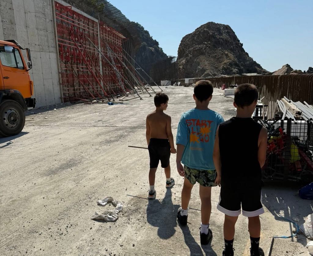 Οικογενειακές διακοπές και επίβλεψη έργων στην Εύβοια για τον περιφερειάρχη Στερεάς Ελλάδας Οικογενειακές διακοπές και επίβλεψη έργων στην Εύβοια για τον περιφερειάρχη Στερεάς Ελλάδας