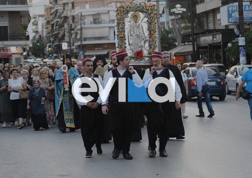 Ρίγη συγκίνησης στην περιφορά εικόνας στη Νεάπολη Χαλκίδας Ρίγη συγκίνησης στην περιφορά εικόνας στη Νεάπολη Χαλκίδας