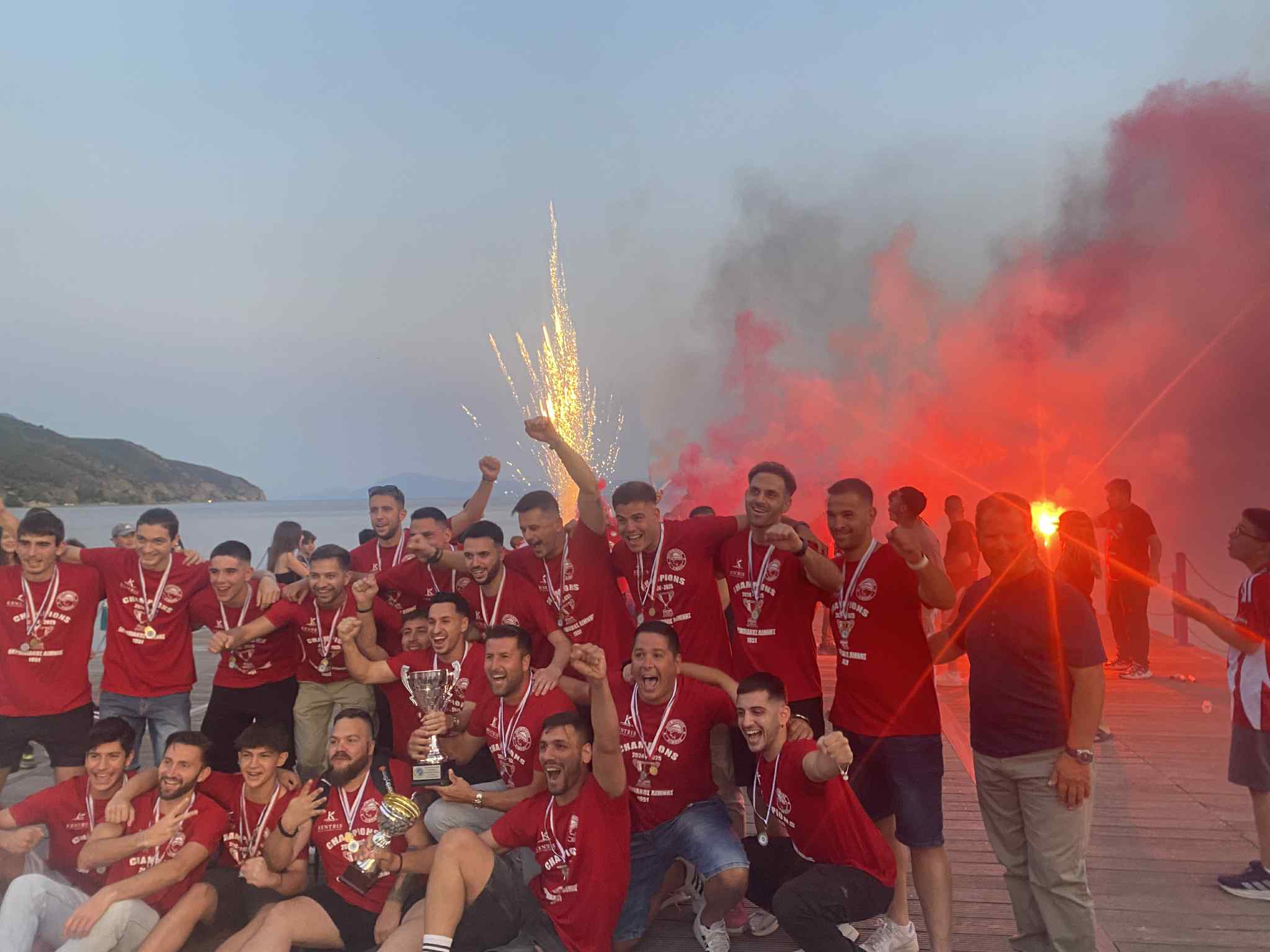 Σήκωσαν την κούπα στη Λίμνη Ευβοίας – Τρελοί πανηγυρισμοί στο λιμάνι Σήκωσαν την κούπα στη Λίμνη Ευβοίας – Τρελοί πανηγυρισμοί στο λιμάνι