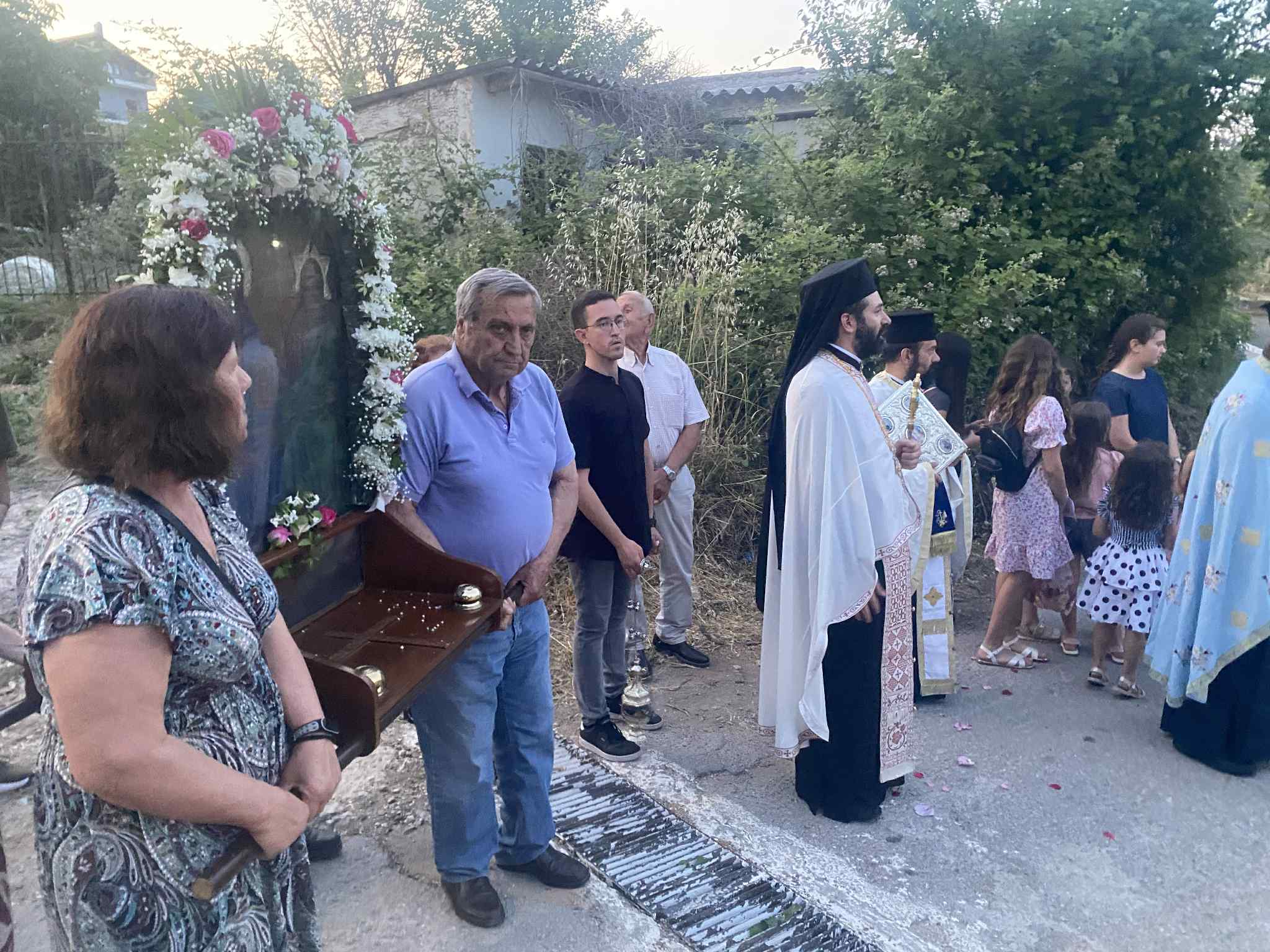 Γιορτάζει η Αγία Τριάδα στην Στροφυλιά Ευβοίας Γιορτάζει η Αγία Τριάδα στην Στροφυλιά Ευβοίας