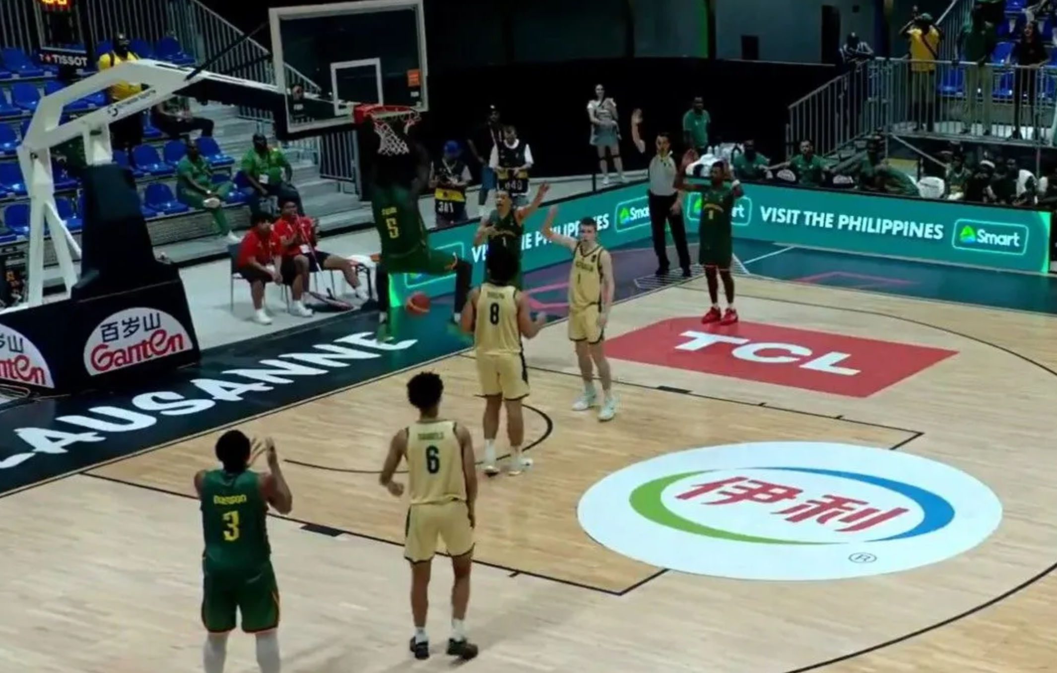 Απίστευτο σκηνικό στο Παγκόσμιο U19: Ο σέντερ του Καμερούν κάρφωσε στο καλάθι της ομάδας του και την οδήγησε στην ήττα Απίστευτο σκηνικό στο Παγκόσμιο U19: Ο σέντερ του Καμερούν κάρφωσε στο καλάθι της ομάδας του και την οδήγησε στην ήττα