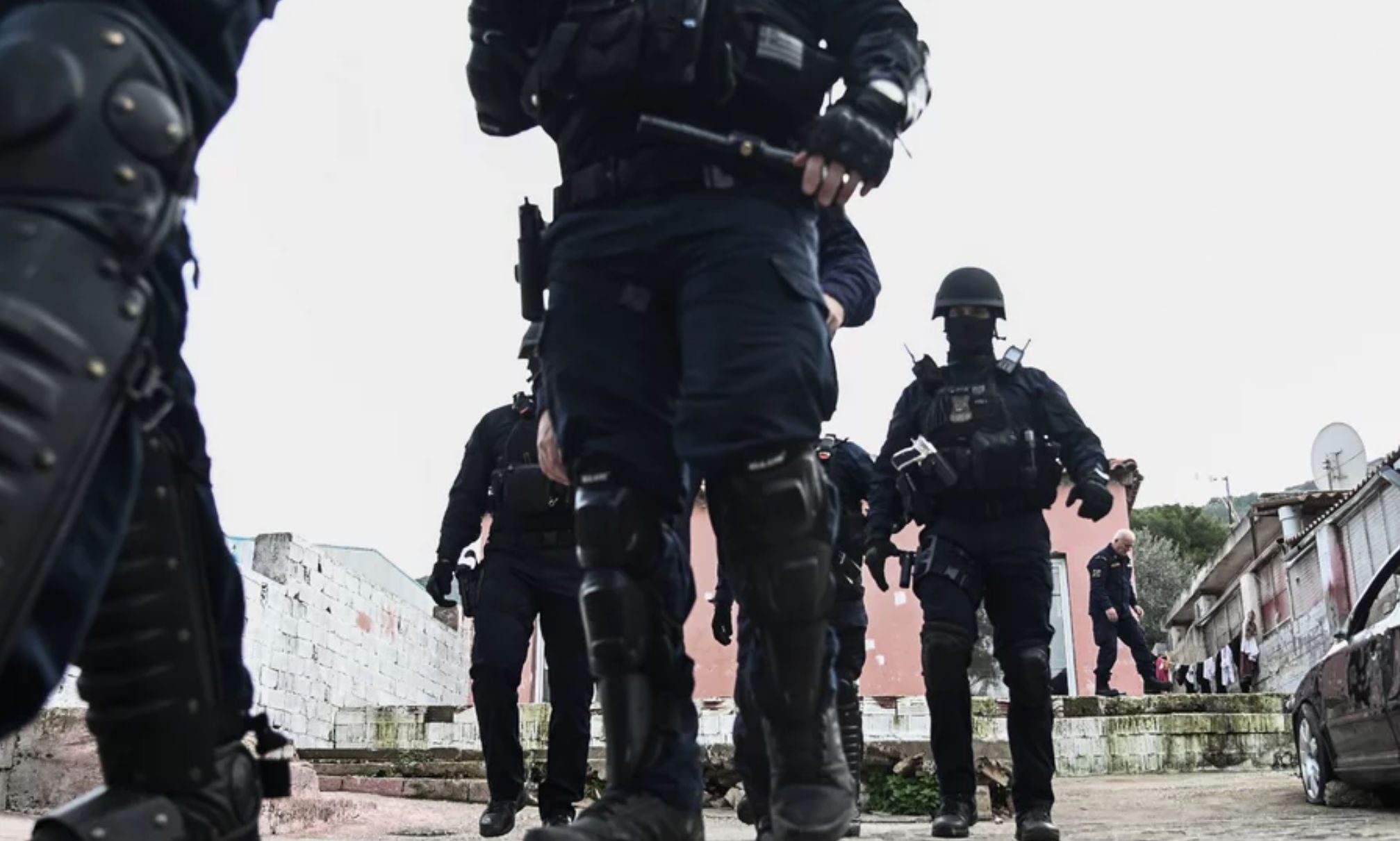 Καταιγιστική επιχείρηση της ΕΛ.ΑΣ σε οικισμό Ρομά με drone – Τούνελ διαφυγής και 14 συλλήψεις Καταιγιστική επιχείρηση της ΕΛ.ΑΣ σε οικισμό Ρομά με drone – Τούνελ διαφυγής και 14 συλλήψεις